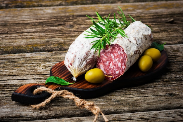 Salame italiano con rosmarino e olive