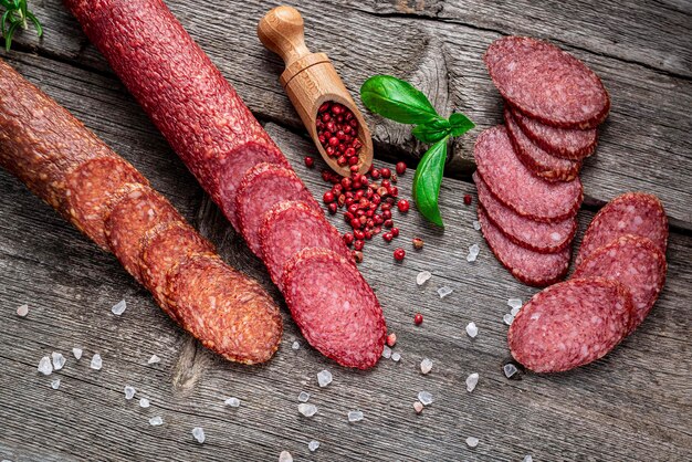 Salame italiano della migliore qualità sul vecchio tavolo di legno