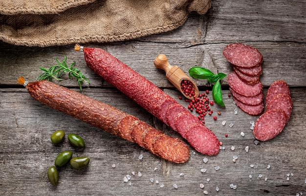 Salame italiano della migliore qualità sul vecchio tavolo di legno