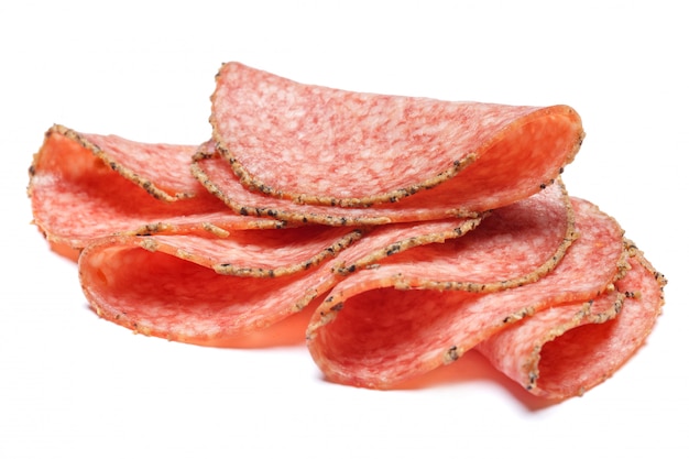 Salame italiano o chorizo spagnolo su bianco isolato