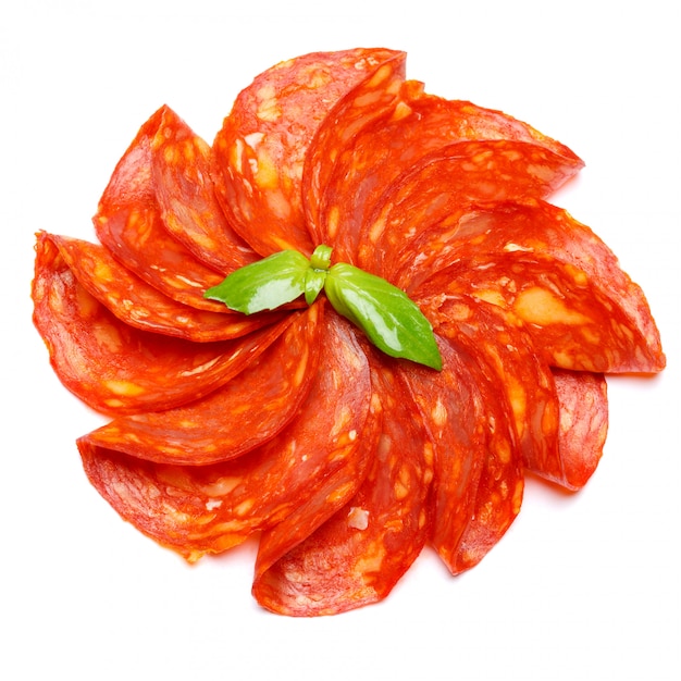 Salame italiano o chorizo spagnolo su bianco isolato
