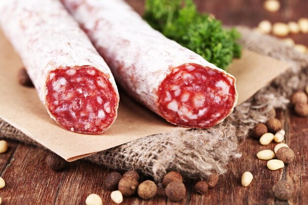 Salame italiano su fondo di legno