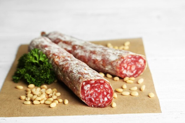 Salame italiano su fondo di legno