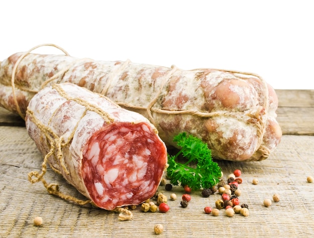 Salame italiano sul tavolo