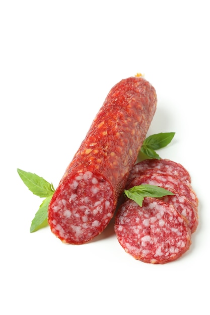 Salame saporito della salsiccia isolato su fondo bianco