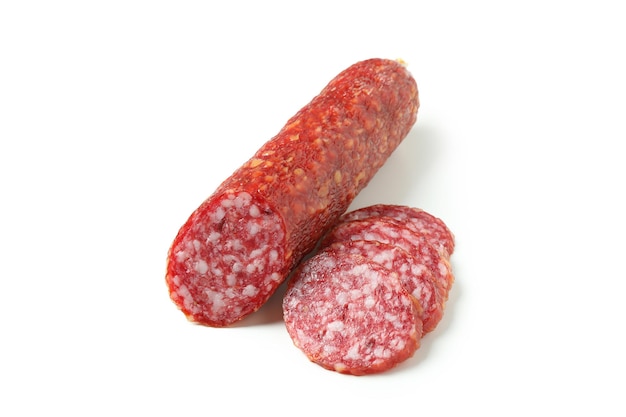 Salame saporito della salsiccia isolato su fondo bianco