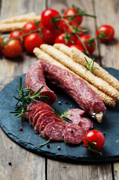 Salame sul tavolo di legno