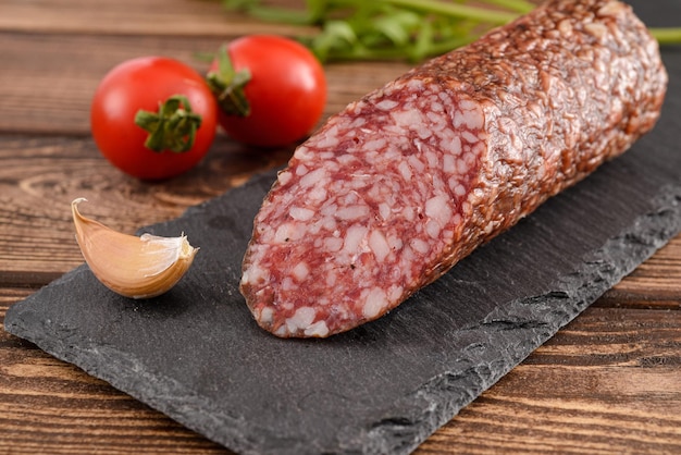 Salame tagliato con pomodoro e aglio