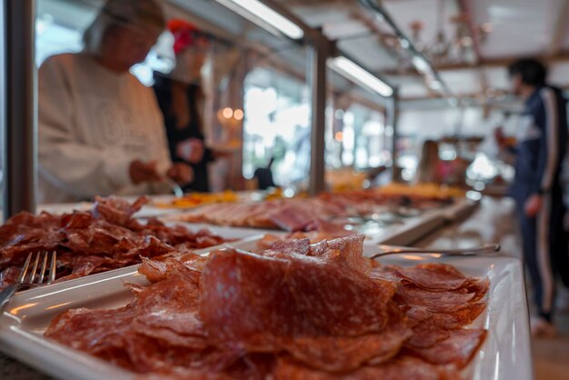 Salami in vassoio bianco al bancone dell'hotel alpino di lusso