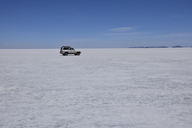 Salar de Uyuni Bolivia Auto fuoristrada che guidano attraverso la distesa salata Salar de Uyuni in Bolivia