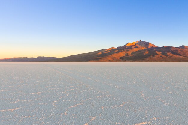 Salar de Uyuni, Bolivia. La più grande distesa di sale del mondo. Paesaggio boliviano. Vista Cerro Tunupa