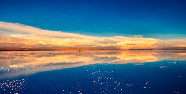 Salar de uyuni mozzafiato con specchio spazioso con turisti