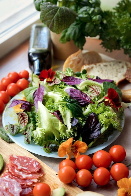 Salas miste fatte in casa di verdure, fiori commestibili, basilico e lattuga