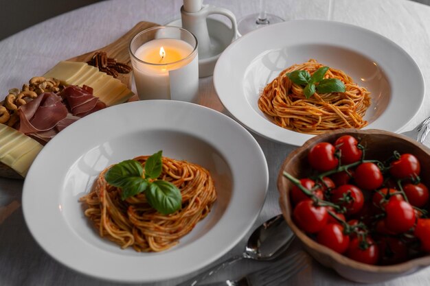 Salata di pasta bolognese con prosciutto di basilico, formaggio e noci.