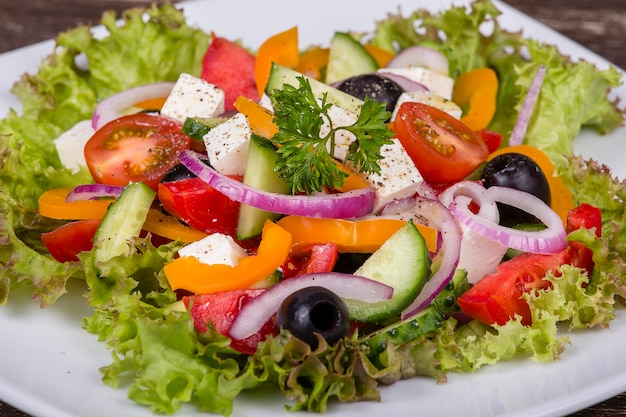 Salata greca di verdure fresche sul tavolo