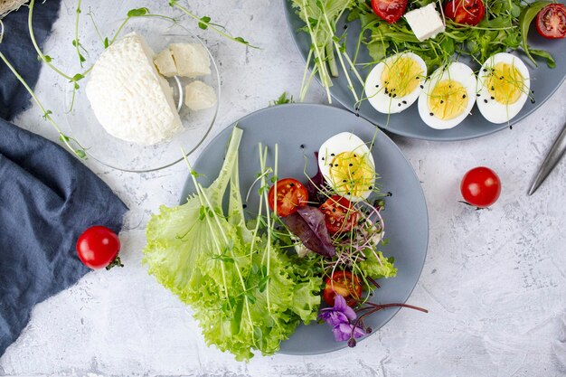 Salata sana con lattuga, ciliegio, pomodori, formaggio mozzarella e microgreen