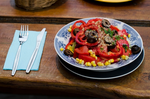 Salata sana servita in ciotola