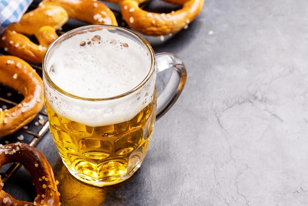 Salatini fatti in casa appena sfornati e birra alla spina