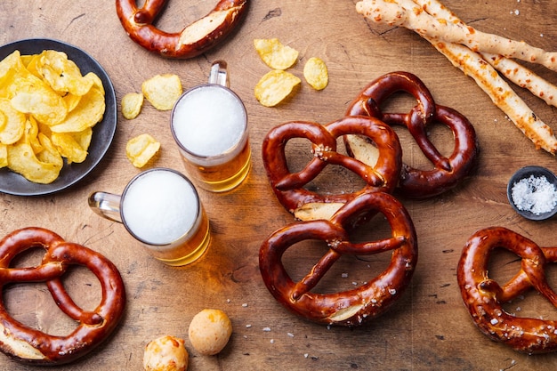 Salatini salati alla birra su sfondo di tavolo in legno Vista dall'alto