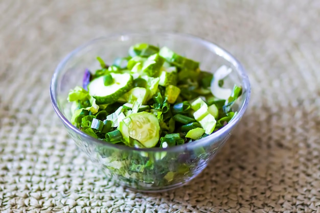 Sald di verdure fresche Cibo sano Cetrioli e aneto verde