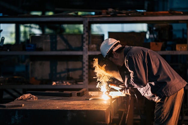 Saldatore femminile che lavora nella fabbrica di industria pesante.