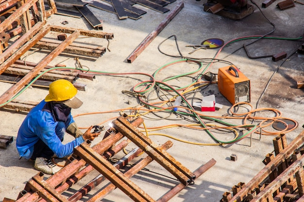 Saldatore industriale per la costruzione di lavori in acciaio nella zona di costruzione