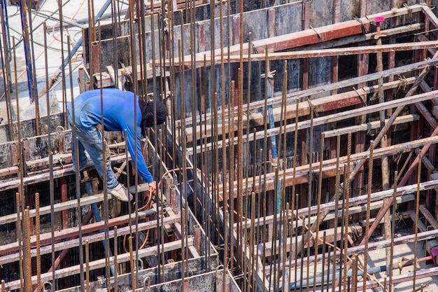 Saldatore industriale per la costruzione di lavori in acciaio nella zona di costruzione.