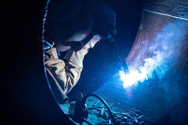 saldatura di strutture in acciaio e scintille luminose nell'industria delle costruzioni in acciaia