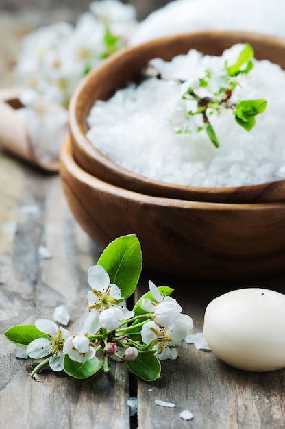 Sale bianco e fiori per trattamenti spa