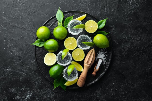 Sale di tequila e lime Alcool Su uno sfondo di pietra nera Vista dall'alto Spazio libero per il testo