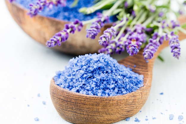 Sale essenziale di lavanda con fiori