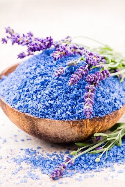 Sale essenziale di lavanda con fiori