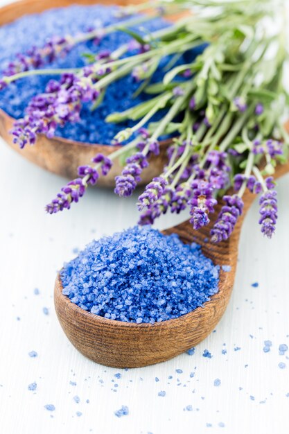 Sale essenziale di lavanda con fiori