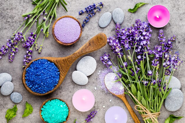 Sale essenziale di lavanda con vista dall'alto di fiori.