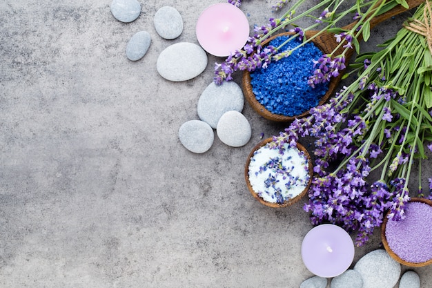 Sale essenziale di lavanda con vista dall'alto di fiori.