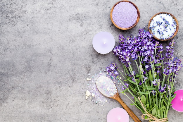 Sale essenziale di lavanda con vista dall'alto di fiori