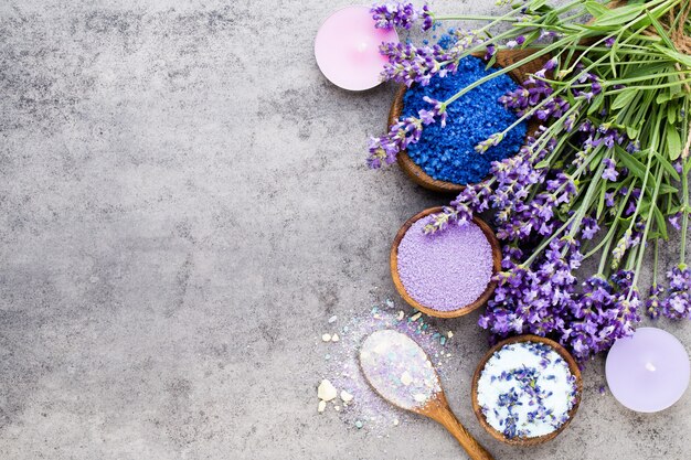 Sale essenziale di lavanda con vista dall'alto di fiori.