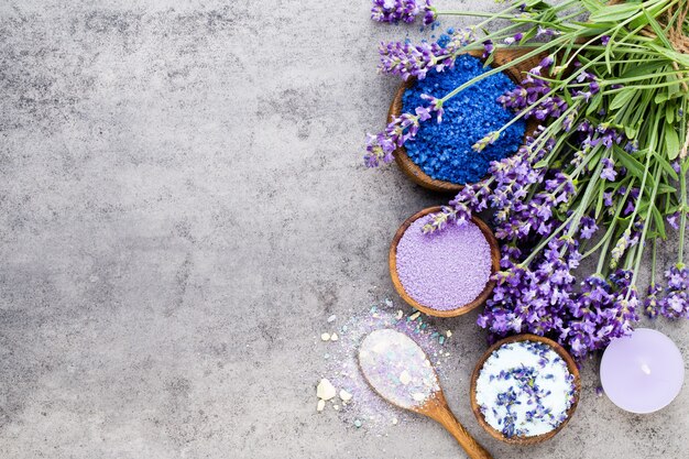 Sale essenziale di lavanda con vista dall'alto di fiori.