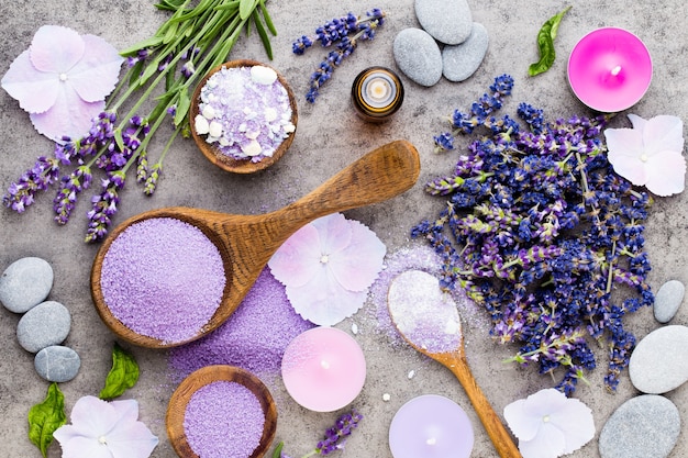 Sale essenziale di lavanda con vista dall'alto di fiori.