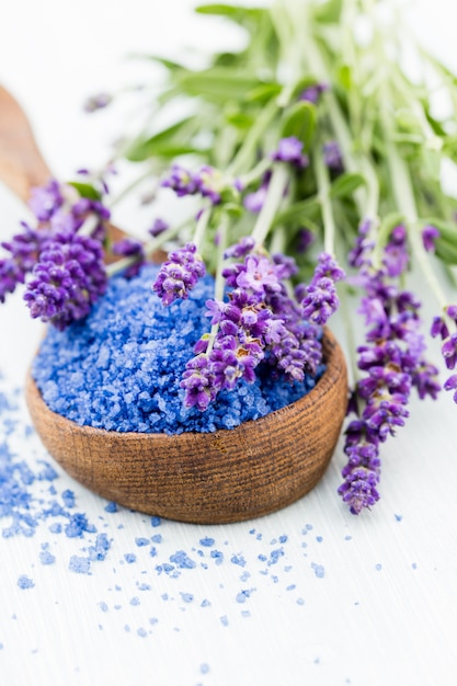 Sale essenziale di lavanda con vista dall'alto di fiori.