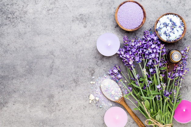 Sale essenziale di lavanda con vista dall'alto di fiori.