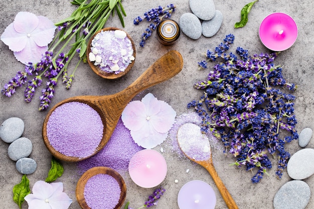 Sale essenziale di lavanda con vista dall'alto di fiori