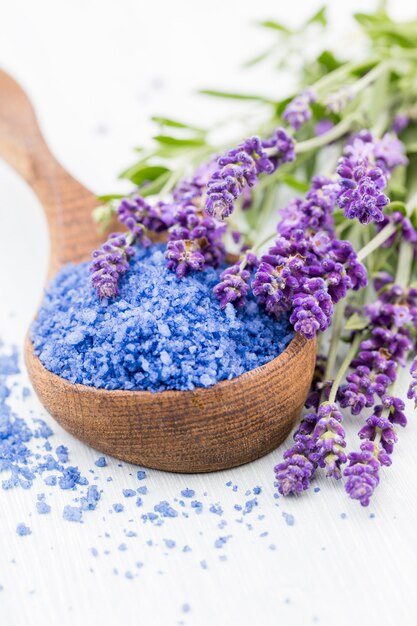 Sale essenziale di lavanda con vista dall'alto di fiori.