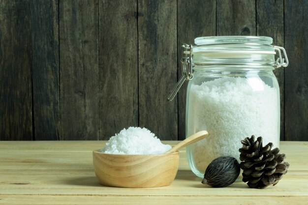 Sale in un vaso e ciotola su fondo di legno