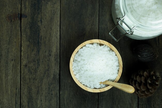 Sale in un vaso e ciotola su fondo di legno