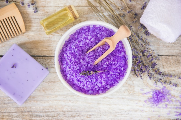 Sale marino con estratto di lavanda. Messa a fuoco selettiva