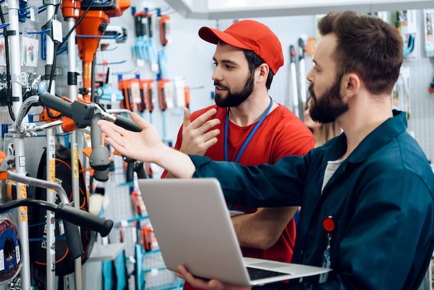 Salesmen sta lavorando nel negozio di utensili elettrici