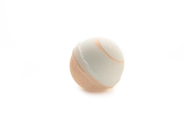 Sali da bagno sotto forma di una palla isolata su sfondo bianco.
