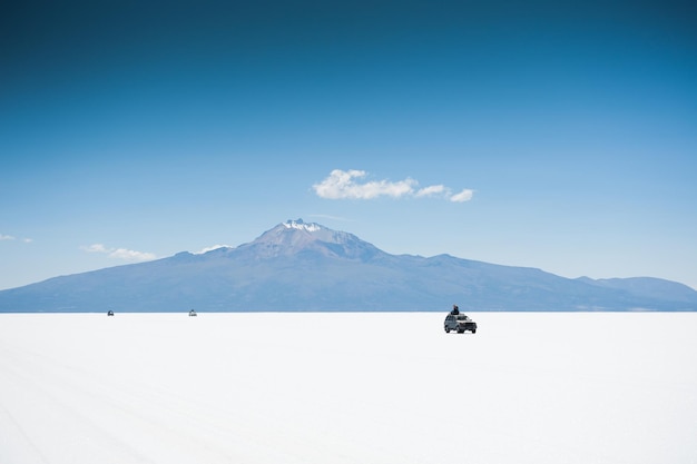 Salina Salar de Uyuni e vulcano Tunupa in background, Altiplano, Bolivia