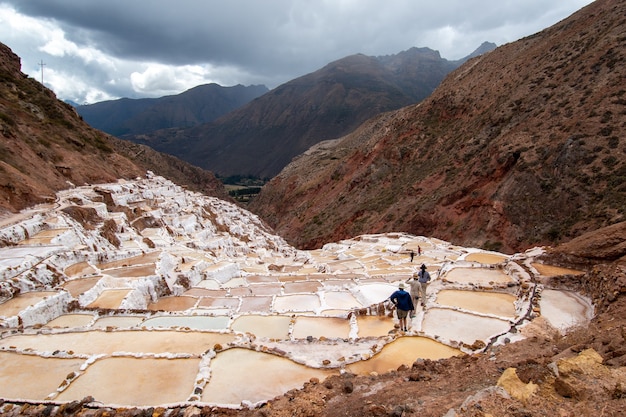 Saline di maras nella valle sacra degli incas urubamba cuzco perù